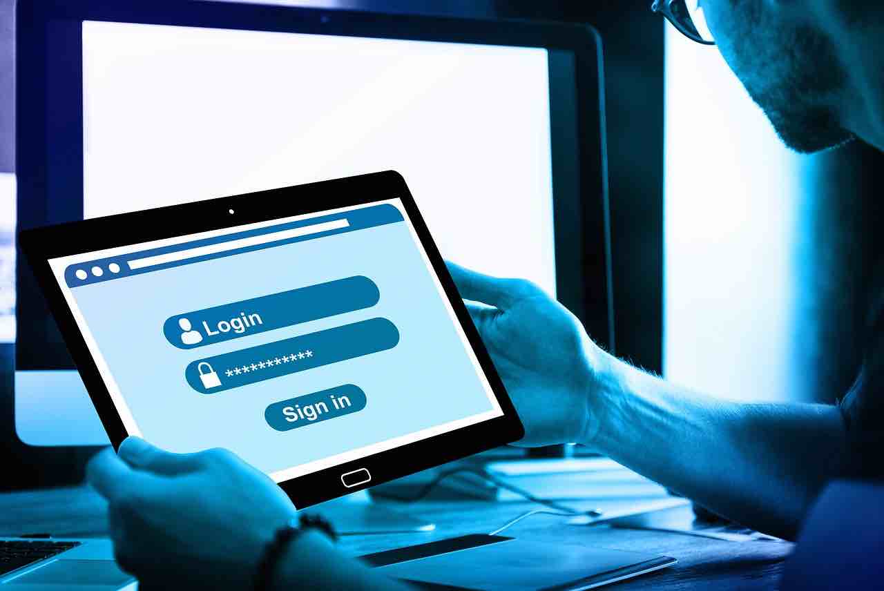 Asegúrate de que todos los empleados comprendan la importancia de mantener el software actualizado.
